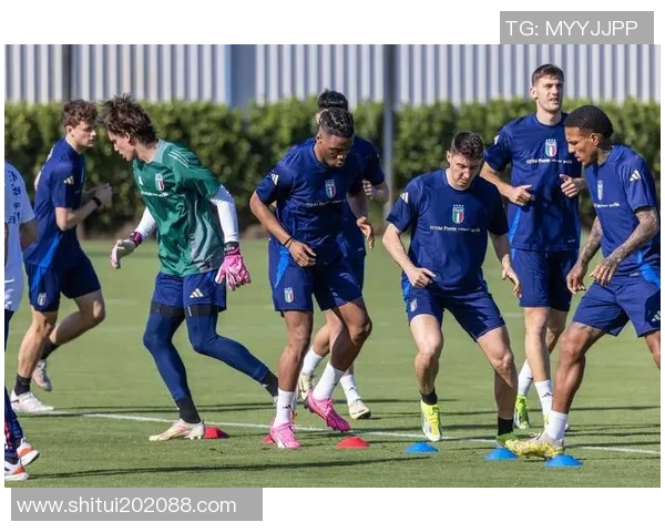 22退役球星重聚绿茵场 展现足球传奇魅力与友谊赛精彩瞬间